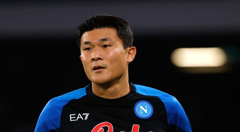 Napoli'nin yaz transfer döneminde Fenerbahçe'den kadrosuna kattığı Kim Min-Jae, Avrupa devlerinin gündeminden düşmüyor.